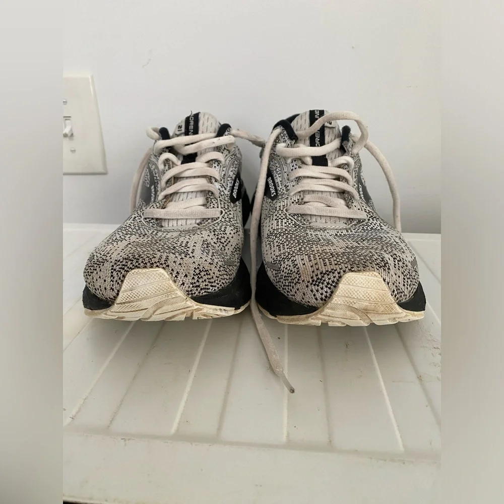 Brooks Adrenalin 21 Neutral-Pattern Running Shoes in Black and White Women's 10